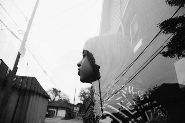 Tiện tay chụp ảnh cho chồng, vợ trở về nhà mới phát hiện bóng dáng của người mẹ đã khuất trong ống kính gây ra nhiều tranh cãi-3