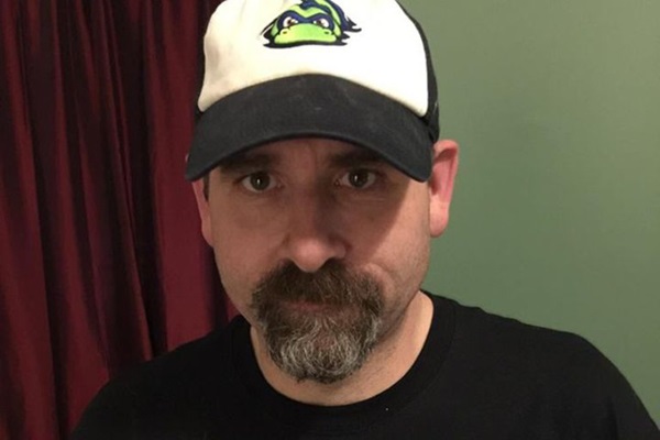 Tiện tay chụp ảnh cho chồng, vợ trở về nhà mới phát hiện bóng dáng của người mẹ đã khuất trong ống kính gây ra nhiều tranh cãi-4