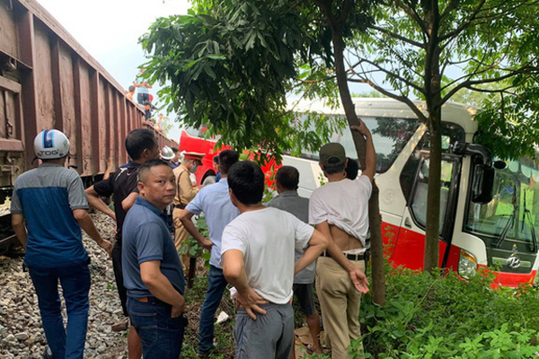 Thót tim khoảnh khắc tàu hoả đâm trúng xe 45 chỗ chở học sinh tiểu học ở Hà Nội-2
