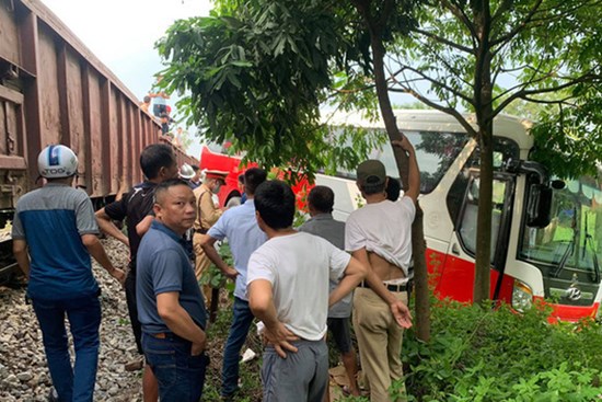 Vụ xe 45 chỗ chở học sinh tiểu học va chạm với tàu hỏa: Gặp nạn sau khi đi trải nghiệm thực tế