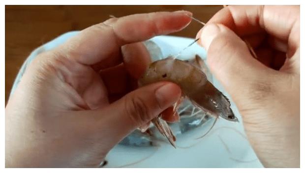 Tôm rang muối thơm ngon, giòn rụm đơn giản tại nhà, hội gái đoảng ghét bếp cũng có thể thành công!-1