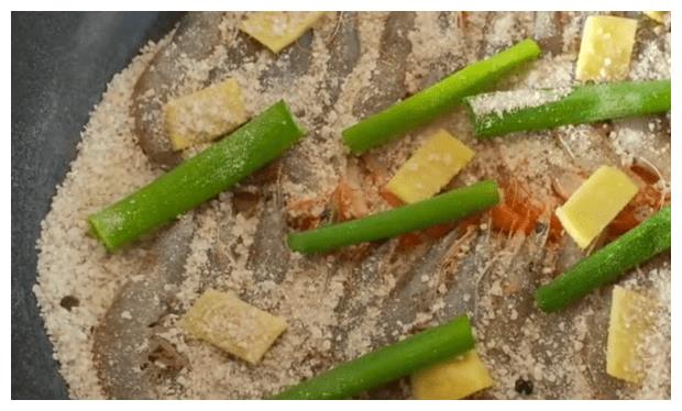 Tôm rang muối thơm ngon, giòn rụm đơn giản tại nhà, hội gái đoảng ghét bếp cũng có thể thành công!-4