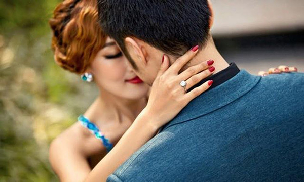 Chồng thản nhiên đưa bồ đi du lịch sang chảnh để rồi lúc mở vali thấy thứ này thì lại trở mặt nhau-1