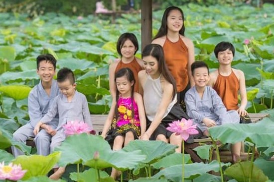 Lò Thị Sao Xa - Bà mẹ mặt đẹp, dáng xinh, ly hôn không lấy một xu từ chồng mà chỉ giành quyền nuôi 7 đứa con: Cách dạy mới đáng nể!