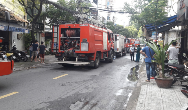 TP.HCM: Hàng chục chiến sĩ PCCC giải cứu 2 người mắc kẹt trong đám cháy ở xưởng in-2