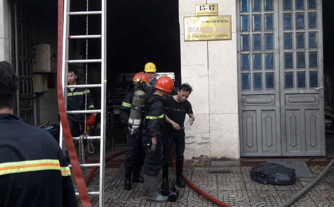 TP.HCM: Hàng chục chiến sĩ PCCC giải cứu 2 người mắc kẹt trong đám cháy ở xưởng in-3