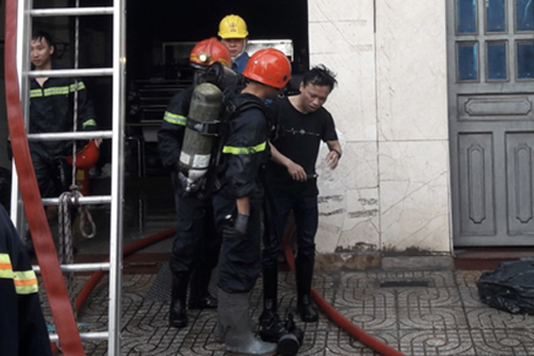 Hà Nội: Nhà hàng hải sản bốc cháy dữ dội dưới cơn mưa-2