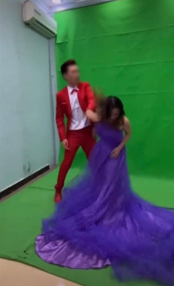 Xích mích khi chụp ảnh cưới, chú rể tát thẳng vào đầu cô dâu và màn lao vào combat của cô gái trẻ khiến tất cả đứng hình-2