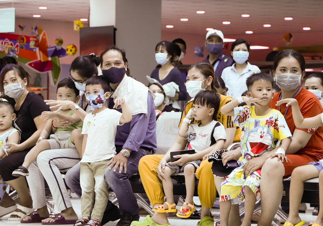 Bố mẹ Trúc Nhi - Diệu Nhi xúc động đón Trung thu đầu tiên với 2 con, tuần sau 2 bé xuất viện về nhà-2