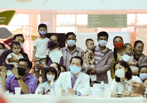 Bố mẹ Trúc Nhi - Diệu Nhi xúc động đón Trung thu đầu tiên với 2 con, tuần sau 2 bé xuất viện về nhà-4