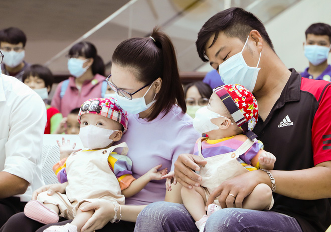 Bố mẹ Trúc Nhi - Diệu Nhi xúc động đón Trung thu đầu tiên với 2 con, tuần sau 2 bé xuất viện về nhà-9