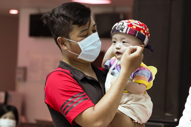 Bố mẹ Trúc Nhi - Diệu Nhi xúc động đón Trung thu đầu tiên với 2 con, tuần sau 2 bé xuất viện về nhà-10