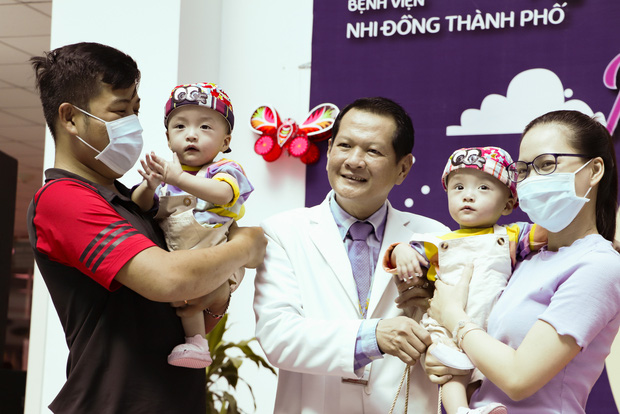 Bố mẹ Trúc Nhi - Diệu Nhi xúc động đón Trung thu đầu tiên với 2 con, tuần sau 2 bé xuất viện về nhà-11