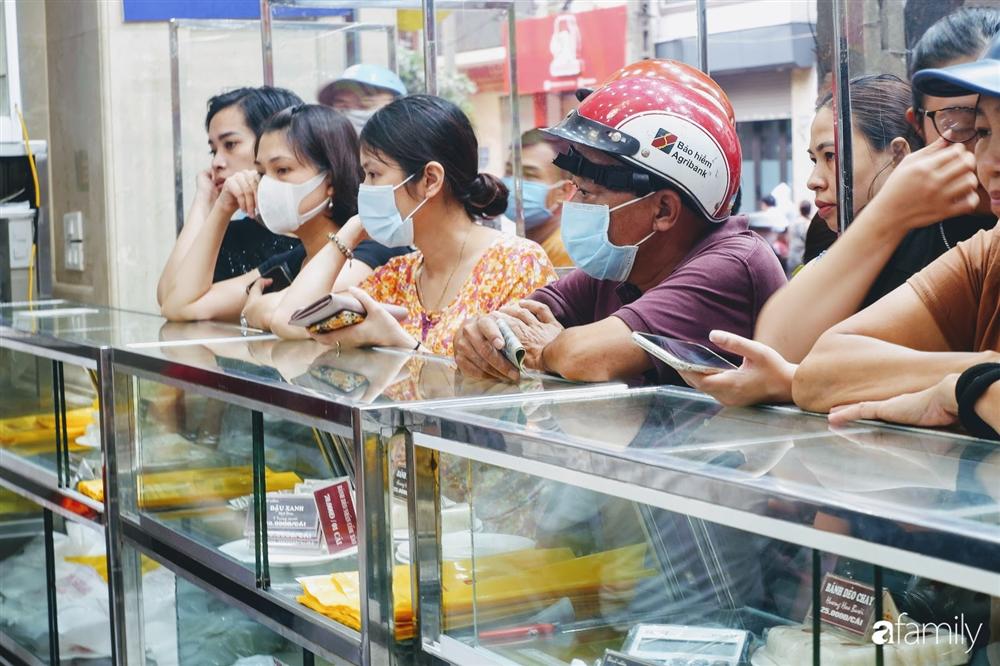 Nở rộ dịch vụ xếp hàng mua hộ bánh Trung thu: Hộp bánh 4 chiếc 260K xuất ngoại sang tay tới 700K-3