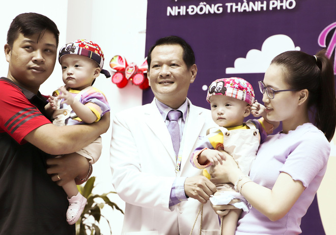 Bố mẹ Trúc Nhi - Diệu Nhi xúc động đón Trung thu đầu tiên với 2 con, tuần sau 2 bé xuất viện về nhà-12