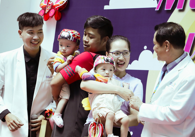 Bố mẹ Trúc Nhi - Diệu Nhi xúc động đón Trung thu đầu tiên với 2 con, tuần sau 2 bé xuất viện về nhà-13