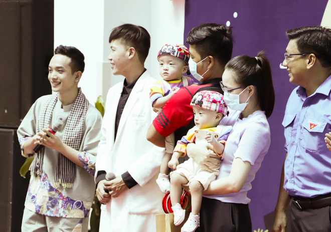 Bố mẹ Trúc Nhi - Diệu Nhi xúc động đón Trung thu đầu tiên với 2 con, tuần sau 2 bé xuất viện về nhà-15