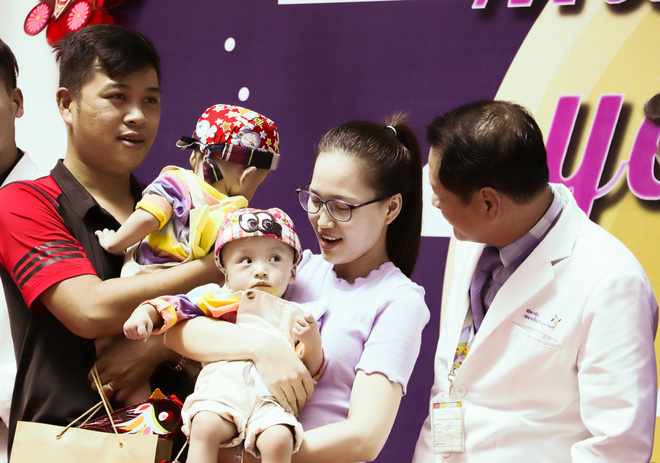 Bố mẹ Trúc Nhi - Diệu Nhi xúc động đón Trung thu đầu tiên với 2 con, tuần sau 2 bé xuất viện về nhà-16