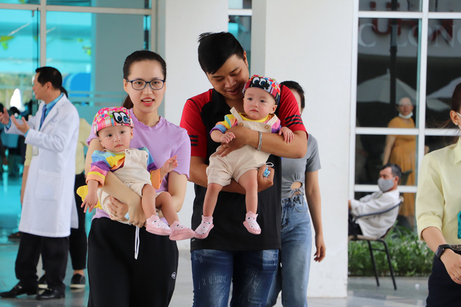Bố mẹ Trúc Nhi - Diệu Nhi xúc động đón Trung thu đầu tiên với 2 con, tuần sau 2 bé xuất viện về nhà-19