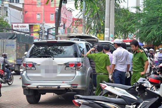 Đôi nam nữ tử vong bất thường trên chiếc ô tô vẫn đang nổ máy trong gara