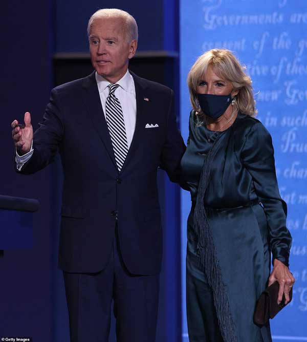Đệ nhất phu nhân Mỹ Melania Trump đóng bộ suit hàng hiệu cùng gia đình chạm trán quý phu nhân phía đối thủ Joe Biden trong cuộc tranh luận Tổng thống-5