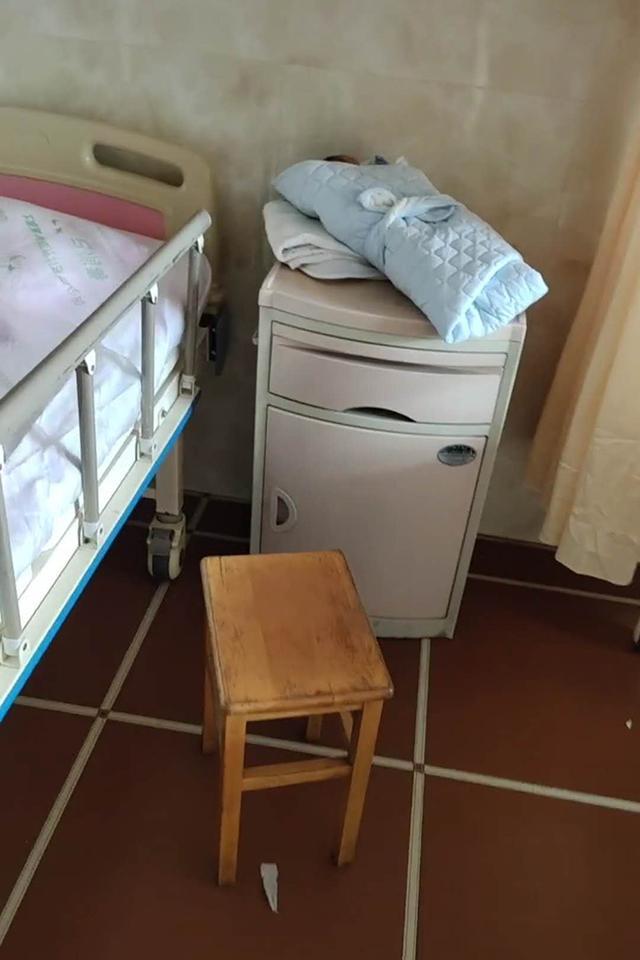 Đẻ xong xuất viện về nhà, giữa đường chồng thấy thiếu thiếu cái gì đấy, vợ hoảng hốt nhớ ra đã quên thứ tày đình-1