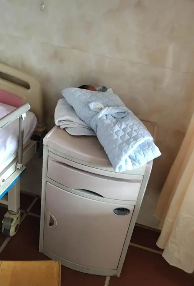 Đẻ xong xuất viện về nhà, giữa đường chồng thấy thiếu thiếu cái gì đấy, vợ hoảng hốt nhớ ra đã quên thứ tày đình-2