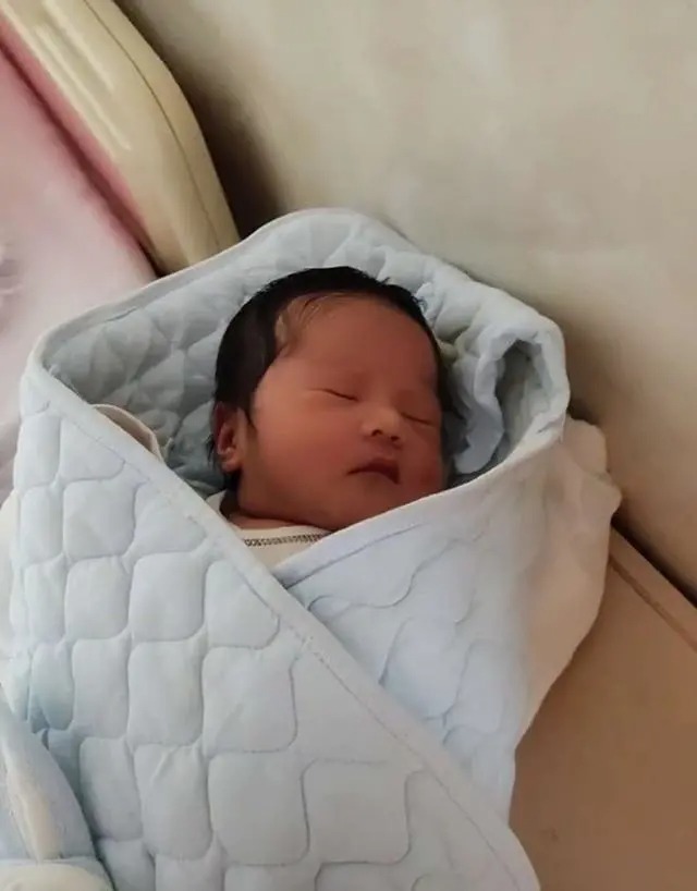 Đẻ xong xuất viện về nhà, giữa đường chồng thấy thiếu thiếu cái gì đấy, vợ hoảng hốt nhớ ra đã quên thứ tày đình-4