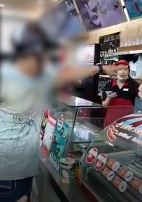 Clip: Ông bố côn đồ chửi bới nhân viên, đập phá đồ đạc, dọa đốt cửa hàng tiện lợi ngay trước mặt con nhỏ gây bức xúc-1