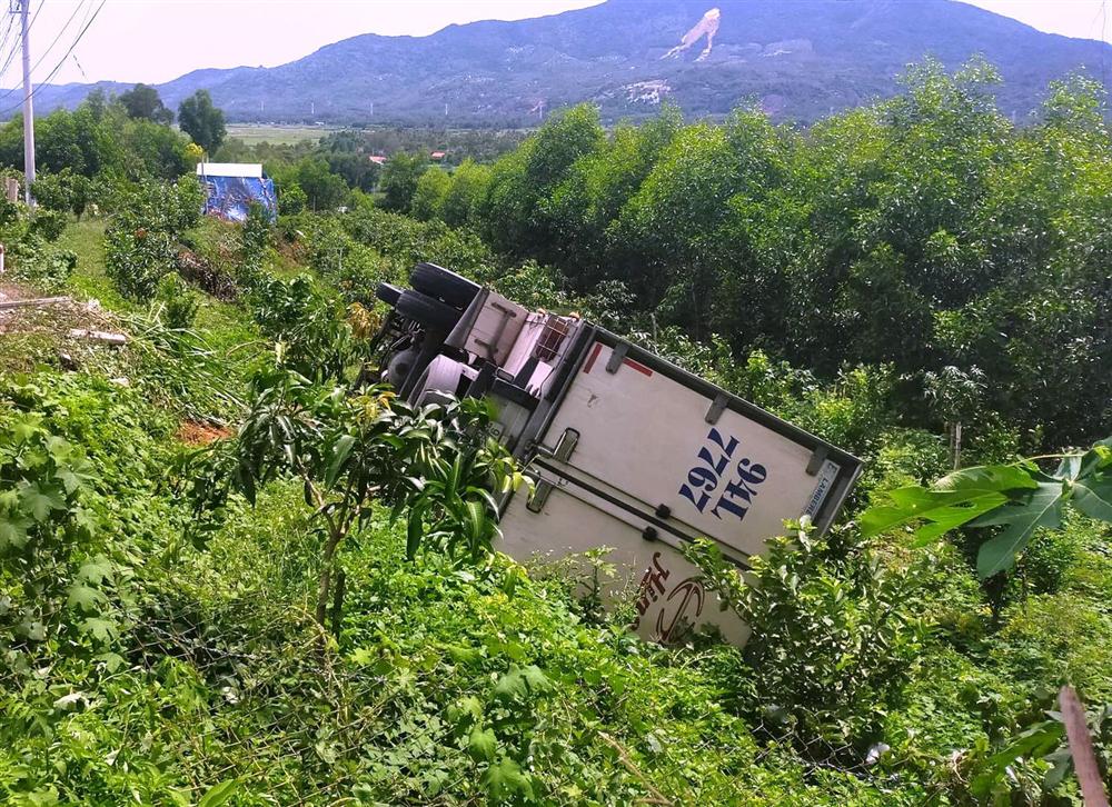 Dừng xe đi vệ sinh, tài xế bị chiếc xe ô tô mình lái tụt dốc tông chết-1