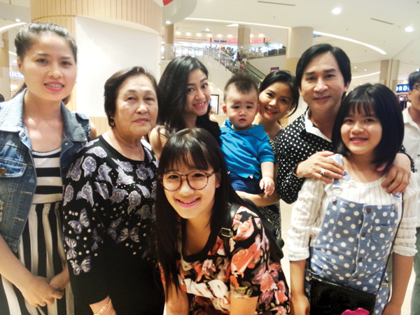 Vợ 3 Kim Tử Long: Là mẹ kế, tôi phải tự biết giới hạn mình ở một mức độ nào đó-4