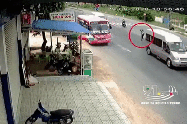 Vội bắt chuyến xe, nữ sinh lớp 6 bị ô tô tông trực diện khi băng sang đường