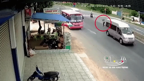 Vội bắt chuyến xe, nữ sinh lớp 6 bị ô tô tông trực diện khi băng sang đường-1