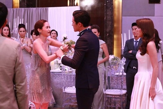 Ngày tôi cưới, chị dâu đến một lúc rồi vội vã đi, nghe chị cãi nhau với anh trai trước cửa, tôi tháo ngay 3 chỉ vàng ra trả lại