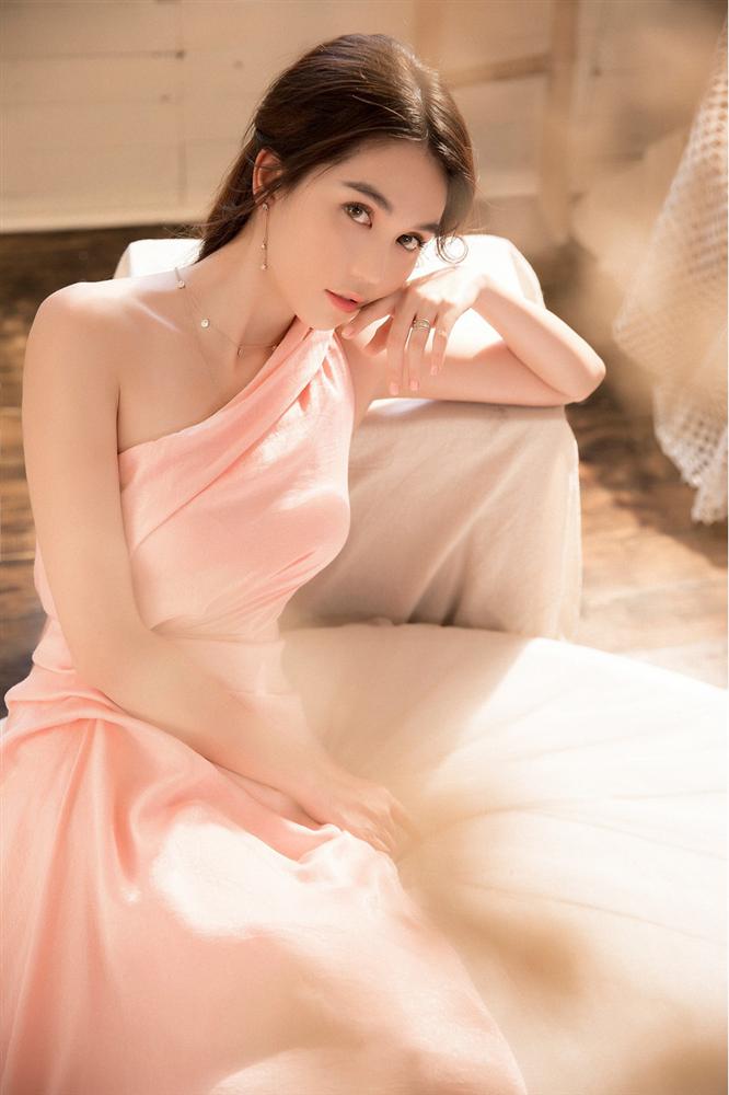 Rũ bỏ phong cách phong cách sexy, Ngọc Trinh hóa nàng thơ ngọt ngào-3