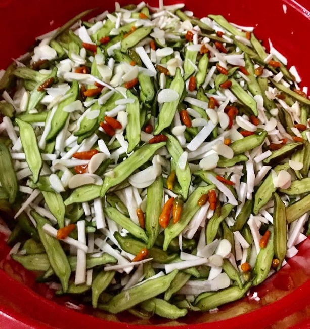 Thứ quả rừng dài cả mét được săn lùng, dân hái bán thu tiền triệu mỗi ngày-5