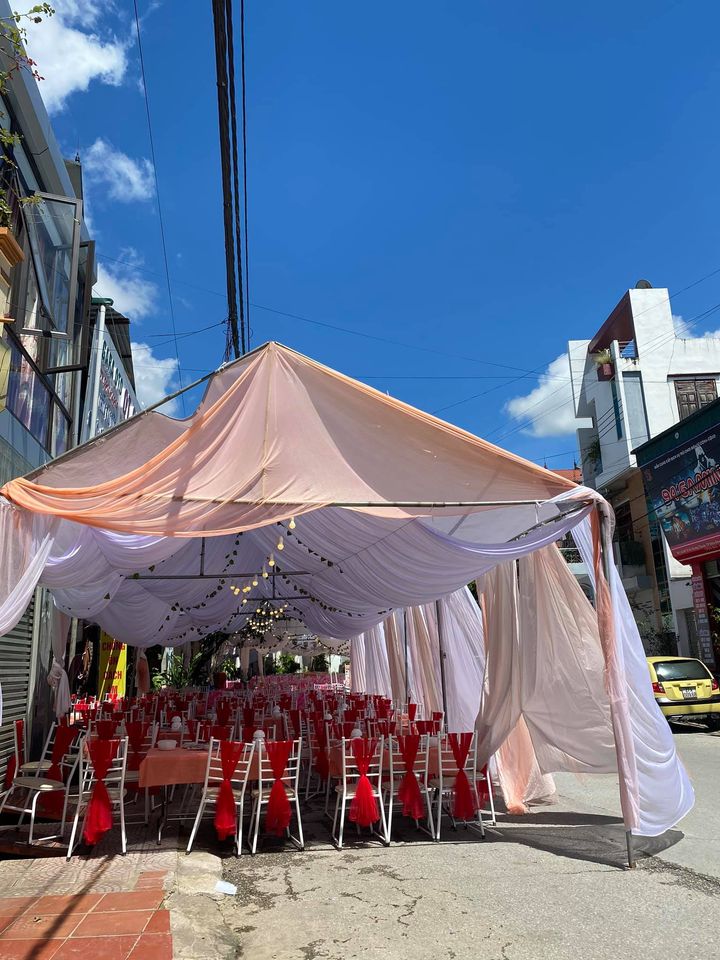 Diễn biến mới vụ bùng 150 mâm cỗ cưới: Nhà hàng ở Điện Biên chính thức lên tiếng về tin nhắn họ đổi sang ăn chiều-1