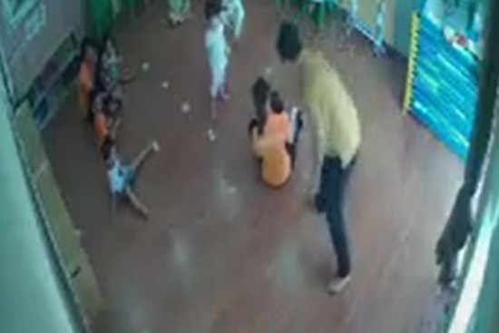 Phẫn nộ clip người đàn ông túm tóc đe dọa, thẳng tay tát vào mặt bé gái ngay trong lớp mầm non vì tranh giành đồ chơi với con mình