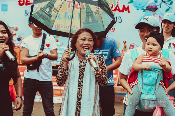 Siu Black tuổi 50 giảm 18kg, an nhàn ở quê nuôi đàn heo 30 con-2