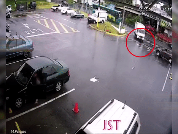 Mẹ mải mê với đồ đạc trong ô tô, để mặc” xe nôi trôi không điểm dừng khiến con nhỏ suýt bị xe tông-3