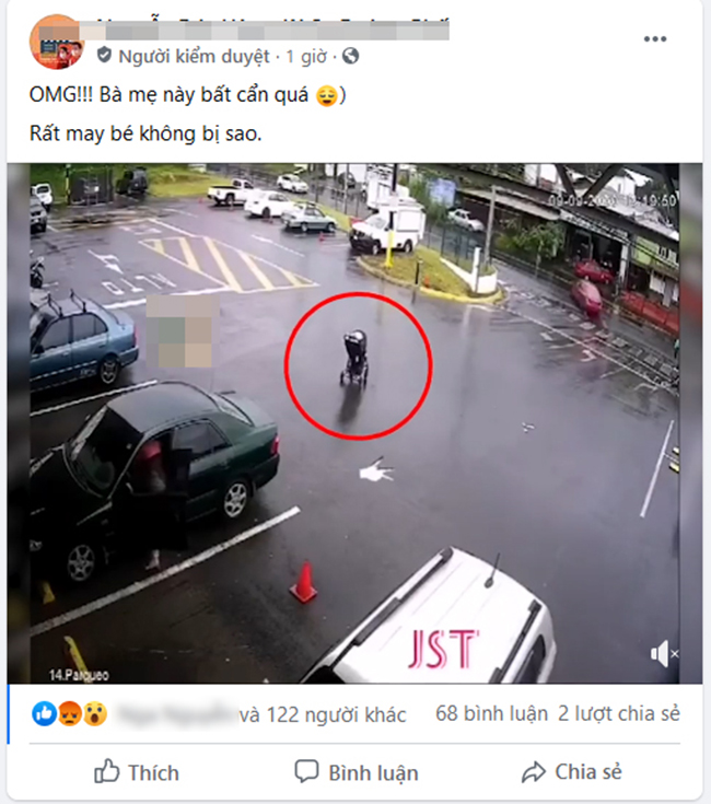 Mẹ mải mê với đồ đạc trong ô tô, để mặc” xe nôi trôi không điểm dừng khiến con nhỏ suýt bị xe tông-1