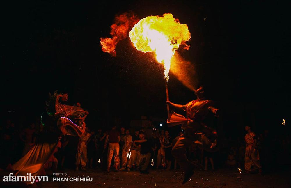 Ngôi làng chỉ cách Hà Nội 20km nhưng mỗi năm tổ chức thổi lửa, múa sư tử suốt 3 đêm để đón Trung thu, lộ ra khung cảnh siêu hùng tráng mà ai cũng ước được dự một lần-7