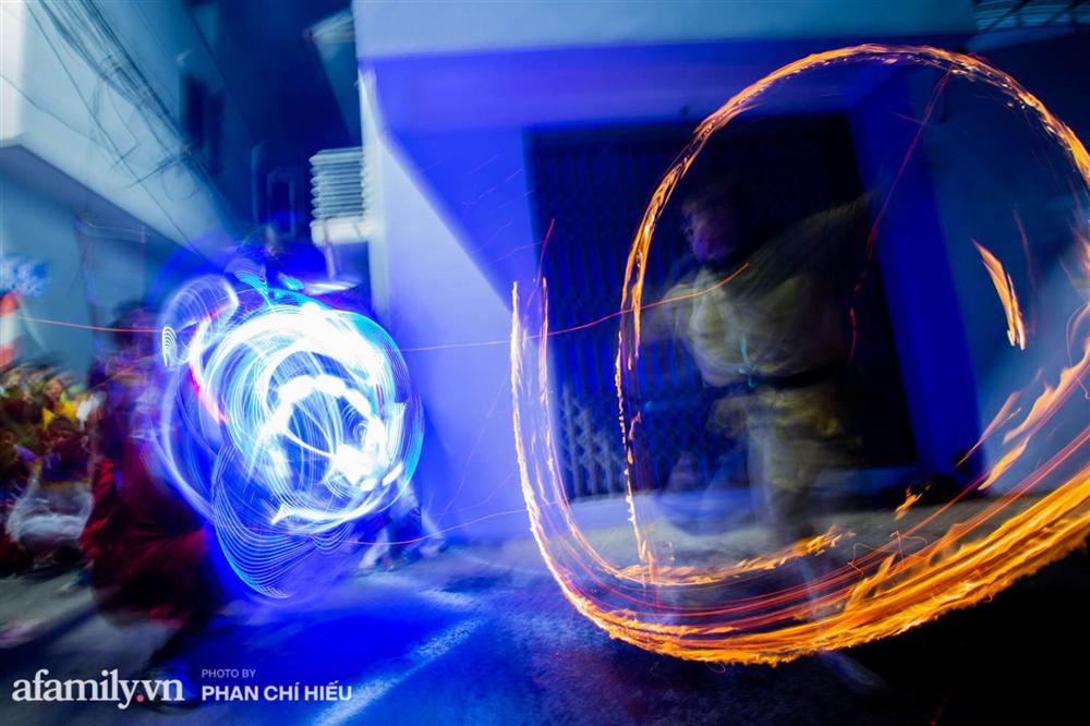 Ngôi làng chỉ cách Hà Nội 20km nhưng mỗi năm tổ chức thổi lửa, múa sư tử suốt 3 đêm để đón Trung thu, lộ ra khung cảnh siêu hùng tráng mà ai cũng ước được dự một lần-9