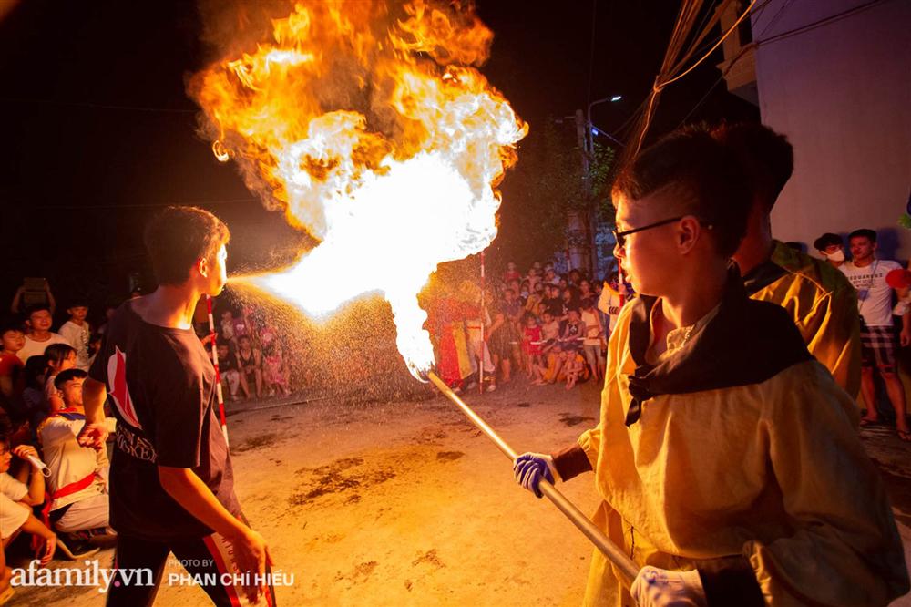 Ngôi làng chỉ cách Hà Nội 20km nhưng mỗi năm tổ chức thổi lửa, múa sư tử suốt 3 đêm để đón Trung thu, lộ ra khung cảnh siêu hùng tráng mà ai cũng ước được dự một lần-10
