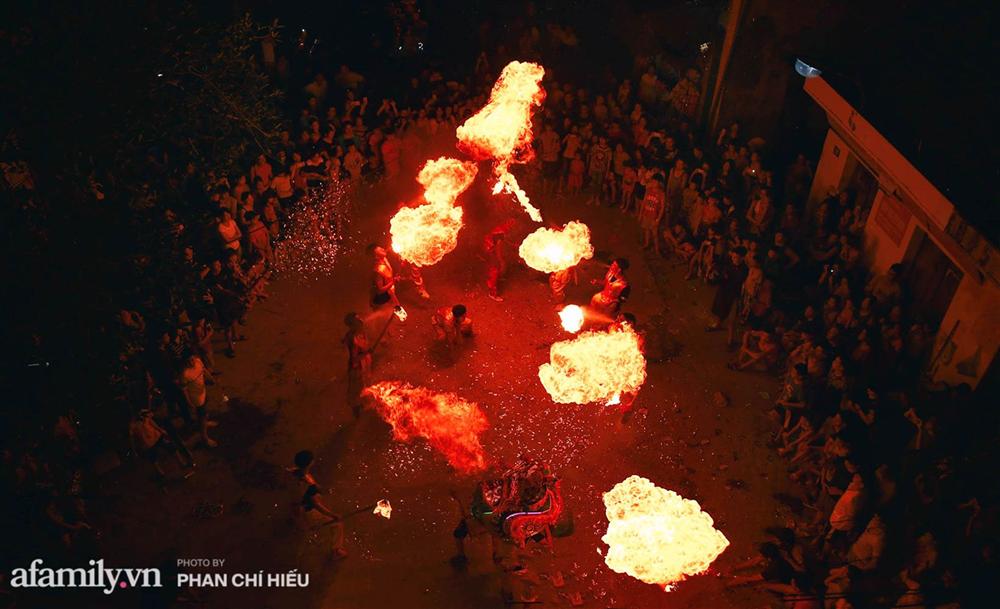 Ngôi làng chỉ cách Hà Nội 20km nhưng mỗi năm tổ chức thổi lửa, múa sư tử suốt 3 đêm để đón Trung thu, lộ ra khung cảnh siêu hùng tráng mà ai cũng ước được dự một lần-13