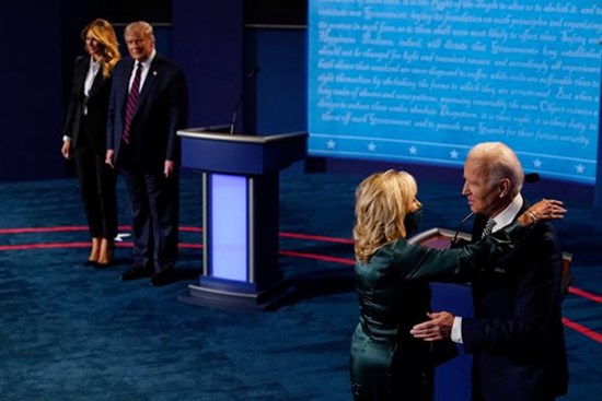 Kết thúc cuộc tranh luận, gia đình Joe Biden thể hiện tình cảm mặn nồng, trong khi nhà ông Trump lại có động thái hoàn toàn trái ngược