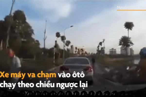 Tài xế vô ý để ôtô trôi tự do trên đường