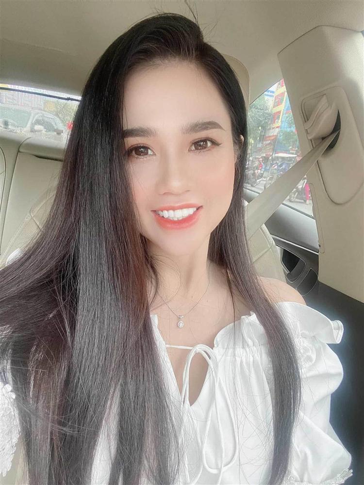 Vòng 1 phổng phao, chị gái Ngọc Trinh dù gái 3 con vẫn mặc trễ nải chẳng thua em gái-9