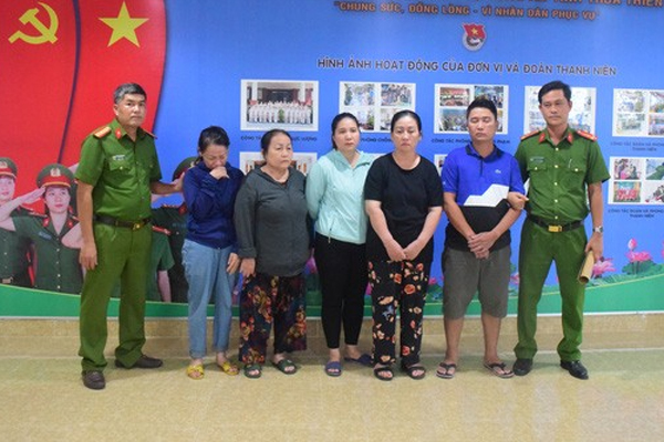 CLIP: Giữa ban ngày, nhóm đàn ông bày trò với một phụ nữ ở quận 11-2