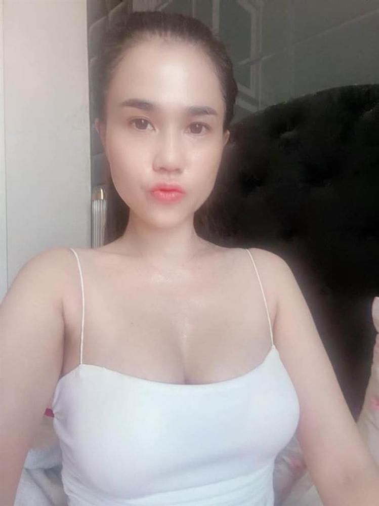 Vòng 1 phổng phao, chị gái Ngọc Trinh dù gái 3 con vẫn mặc trễ nải chẳng thua em gái-14